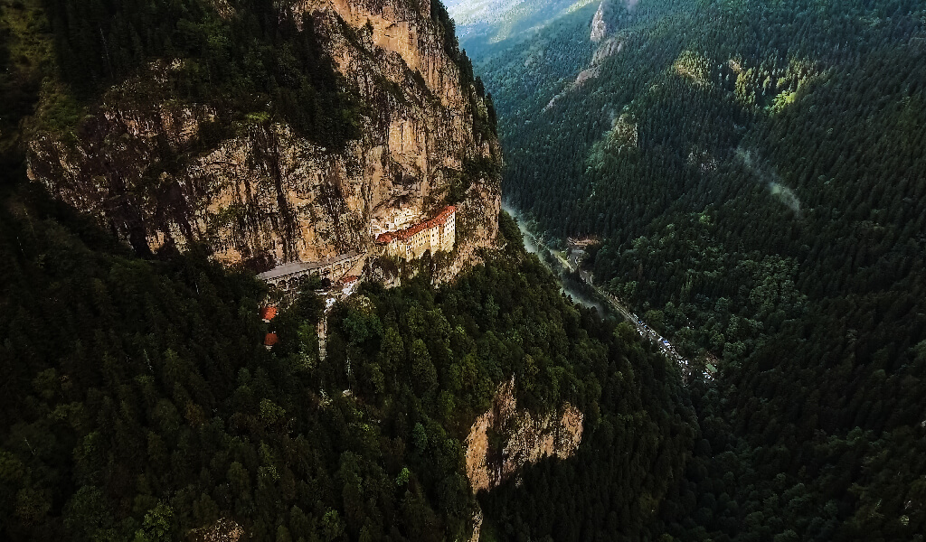 8 Madde İle Trabzon Karadağ’ın Eteklerine Kurulmuş Sümela Manastırı
